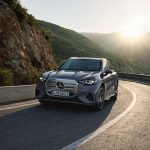 Nuevo Mercedes-Benz GLC eléctrico en carretera durante la campaña global protagonizada por Kimi Antonelli