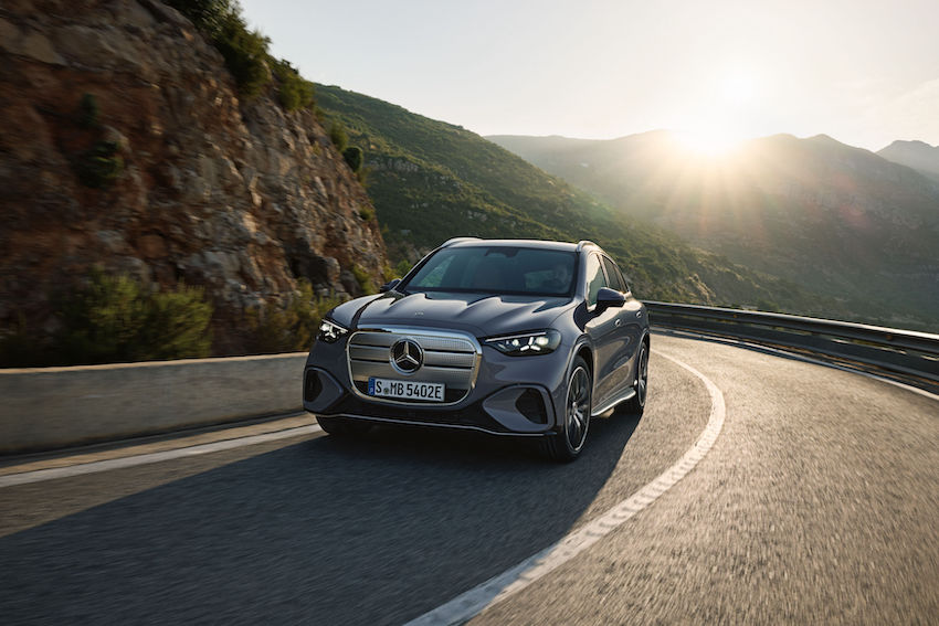 Nuevo Mercedes-Benz GLC eléctrico en carretera durante la campaña global protagonizada por Kimi Antonelli