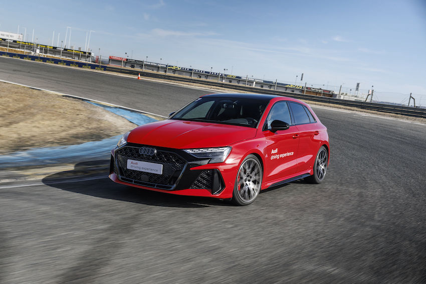 Audi RS 3 rojo en circuito durante los cursos Audi driving experience 2026