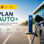 Coche eléctrico cargando durante la presentación del nuevo Plan Auto+ del Gobierno de España