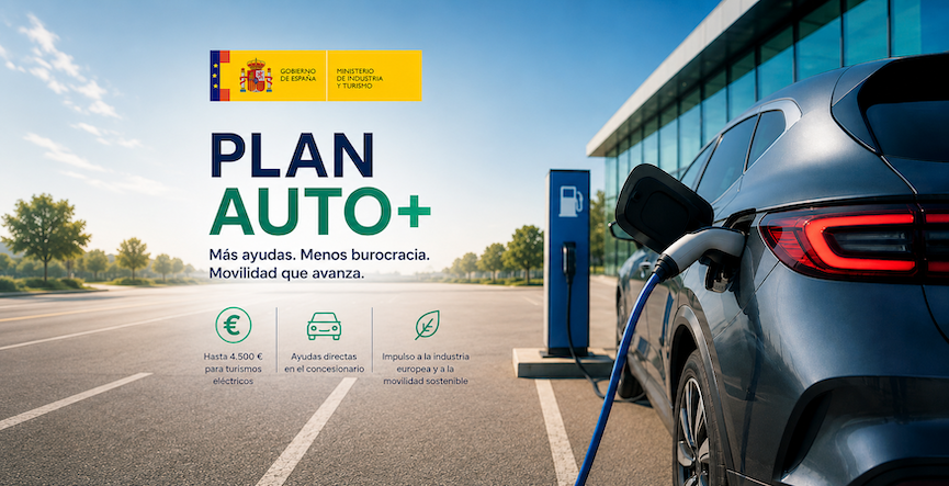 Coche eléctrico cargando durante la presentación del nuevo Plan Auto+ del Gobierno de España