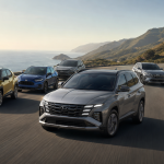 Varios SUV híbridos y electrificados circulando por una carretera costera