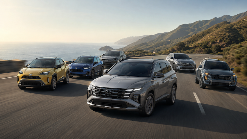 Varios SUV híbridos y electrificados circulando por una carretera costera