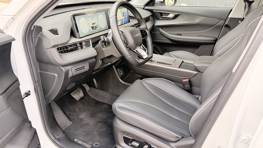 Ebro-s400-asientos-delanteros EBRO s400 HEV: el SUV urbano español que apuesta por la eficiencia híbrida, la tecnología y una dotación muy completa