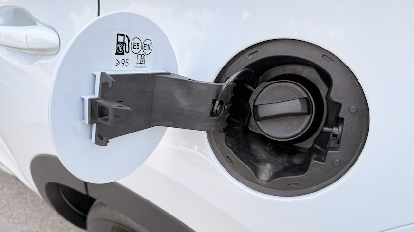 Ebro-s400-deposito-combustible EBRO s400 HEV: el SUV urbano español que apuesta por la eficiencia híbrida, la tecnología y una dotación muy completa