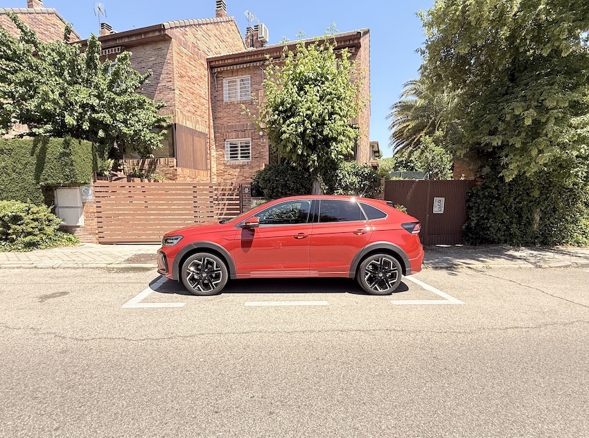 Volkswagen Taigo R-Line 1.5 TSI 150 CV DSG de perfil durante la prueba dinámica
