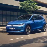 Volkswagen ID. Polo eléctrico azul circulando por una avenida urbana