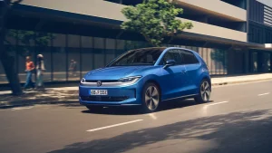 Volkswagen ID. Polo eléctrico azul circulando por una avenida urbana