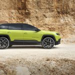 Vista lateral del nuevo Jeep Compass e-Hybrid Plug-In en una pista de tierra