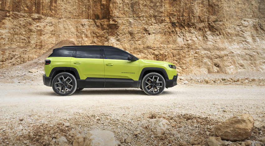 Vista lateral del nuevo Jeep Compass e-Hybrid Plug-In en una pista de tierra