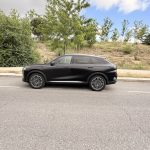 Perfil lateral del Omoda 9 PHEV AWD en color negro mate con diseño premium y llantas de gran tamaño