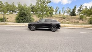 Perfil lateral del Omoda 9 PHEV AWD en color negro mate con diseño premium y llantas de gran tamaño