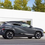 Hyundai KONA en vista lateral con diseño SUV urbano moderno