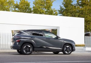Hyundai KONA en vista lateral con diseño SUV urbano moderno