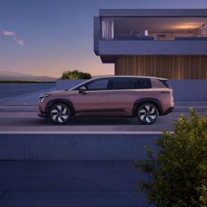Vista lateral del Skoda Peaq, el SUV eléctrico de gran tamaño de la marca.