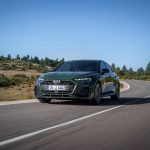 Nuevo Audi A3 2026 circulando por carretera con su renovado diseño frontal