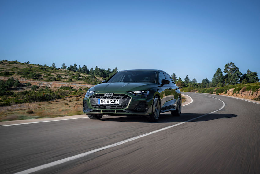 Nuevo Audi A3 2026 circulando por carretera con su renovado diseño frontal