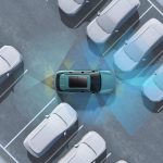 Sistema de sensores del Remote Parking Assist de OMODA & JAECOO detectando una plaza de aparcamiento.