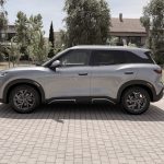 BYD Atto 2 Comfort visto de perfil durante una prueba dinámica, mostrando el diseño lateral del SUV eléctrico compacto.