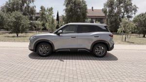 BYD Atto 2 Comfort visto de perfil durante una prueba dinámica, mostrando el diseño lateral del SUV eléctrico compacto.