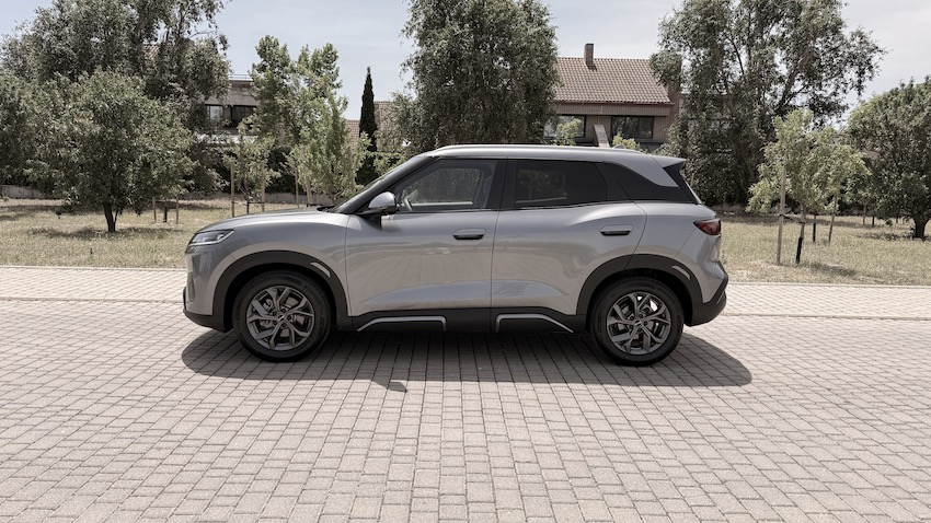 BYD Atto 2 Comfort visto de perfil durante una prueba dinámica, mostrando el diseño lateral del SUV eléctrico compacto.