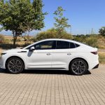 Perfil lateral del Škoda Enyaq 85 blanco mostrando su diseño SUV coupé eléctrico