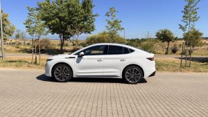 Perfil lateral del Škoda Enyaq 85 blanco mostrando su diseño SUV coupé eléctrico