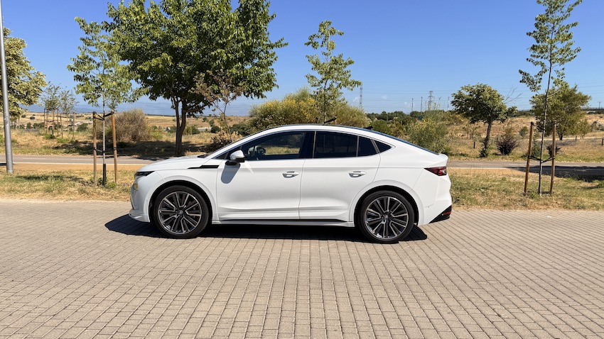 Perfil lateral del Škoda Enyaq 85 blanco mostrando su diseño SUV coupé eléctrico