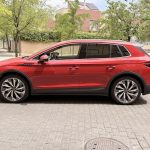 Vista lateral del Skoda Elroq 85 en color rojo durante una prueba de conducción, con batería de 82 kWh y motor eléctrico de 286 CV.