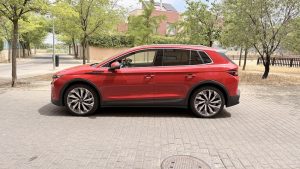 Vista lateral del Skoda Elroq 85 en color rojo durante una prueba de conducción, con batería de 82 kWh y motor eléctrico de 286 CV.