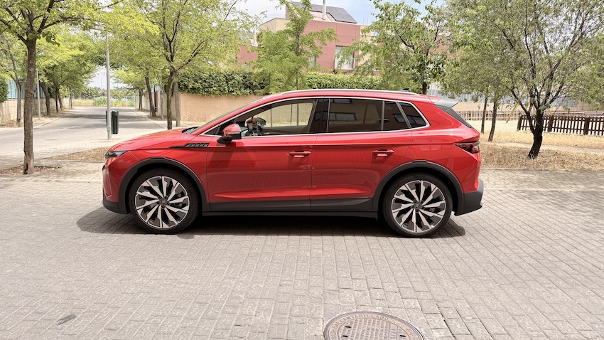 Vista lateral del Skoda Elroq 85 en color rojo durante una prueba de conducción, con batería de 82 kWh y motor eléctrico de 286 CV.
