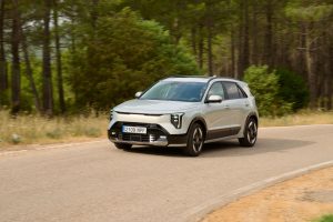Nuevo Kia Niro HEV circulando por carretera con su renovado diseño frontal.