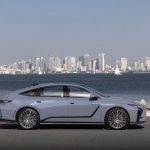 Perfil lateral del nuevo Lexus ES eléctrico junto al mar