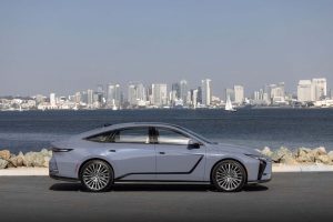 Perfil lateral del nuevo Lexus ES eléctrico junto al mar
