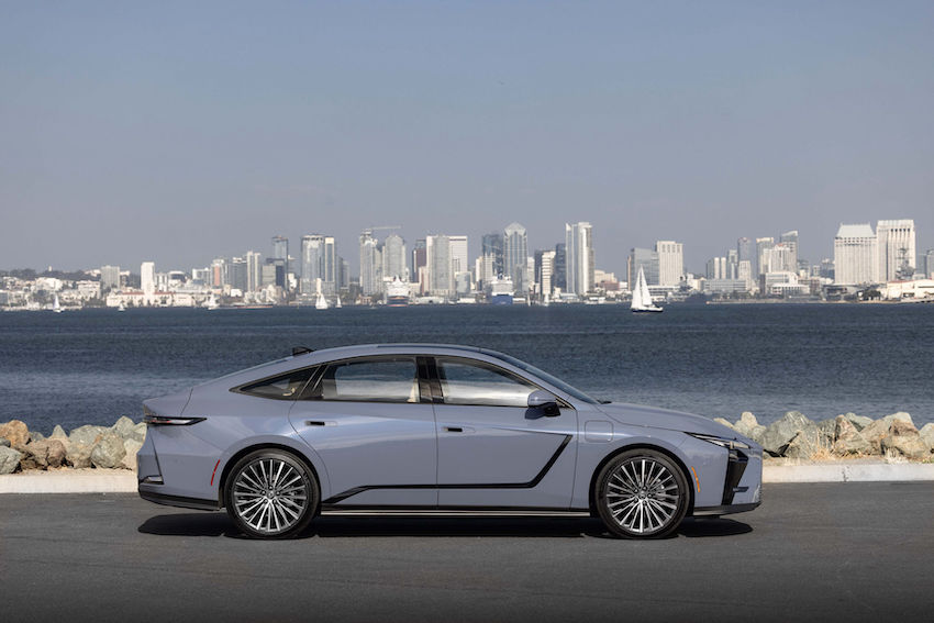 Perfil lateral del nuevo Lexus ES eléctrico junto al mar
