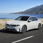 BMW i3 50 xDrive as First Edition circulando por una carretera costera con hasta 906 kilómetros de autonomía.