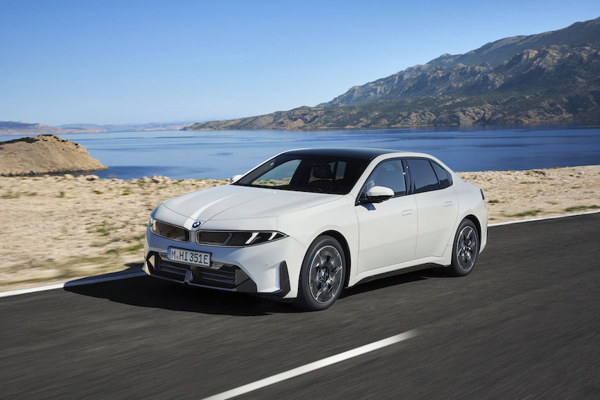 BMW i3 50 xDrive as First Edition circulando por una carretera costera con hasta 906 kilómetros de autonomía.