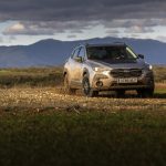 Subaru Crosstrek 4Wild circulando por una pista de tierra durante una prueba off-road.