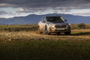 Subaru Crosstrek 4Wild circulando por una pista de tierra durante una prueba off-road.