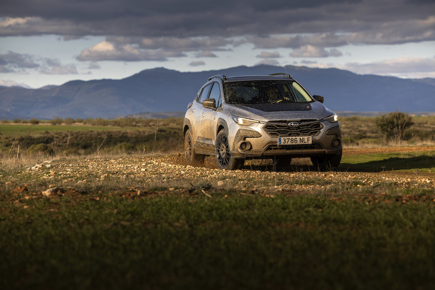 Subaru Crosstrek 4Wild circulando por una pista de tierra durante una prueba off-road.