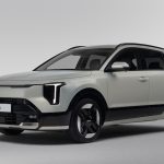 Nuevo Kia Niro híbrido 2026 con faros verticales LED y diseño crossover actualizado.