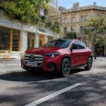 Mercedes-Benz GLA eléctrico circulando por una calle urbana mostrando su nuevo diseño frontal y lateral
