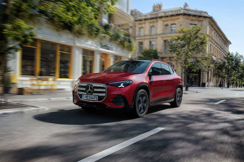 Mercedes-Benz GLA eléctrico circulando por una calle urbana mostrando su nuevo diseño frontal y lateral