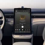 Pantalla multimedia de un Volvo mostrando Apple Music integrado con sonido Dolby Atmos.