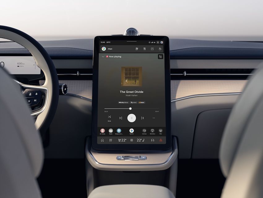Pantalla multimedia de un Volvo mostrando Apple Music integrado con sonido Dolby Atmos.
