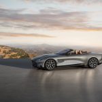 Aston Martin Vanquish aparcado frente a unas rocas