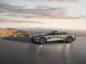 Aston Martin Vanquish aparcado frente a unas rocas