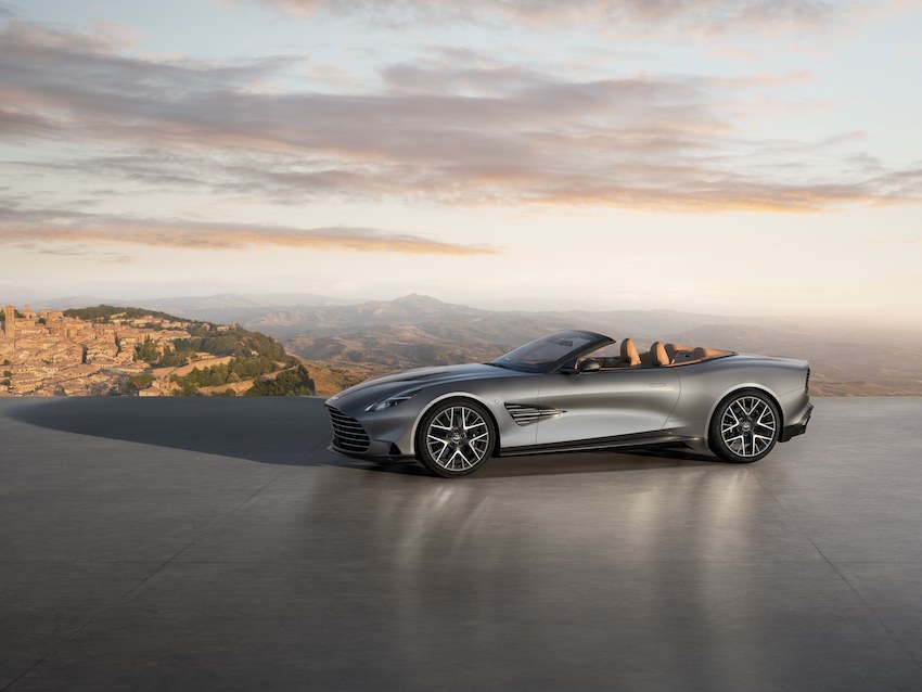Aston Martin Vanquish aparcado frente a unas rocas