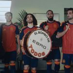 Jugadores de la Selección Española junto a El Bombo de Todos de EBRO para celebrar la segunda estrella.