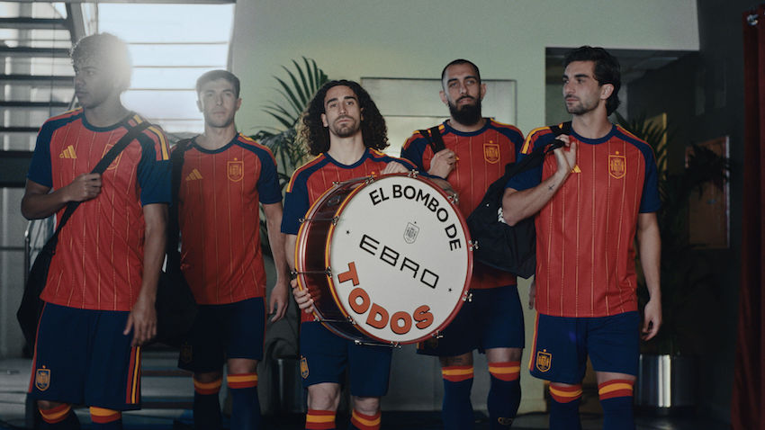 Jugadores de la Selección Española junto a El Bombo de Todos de EBRO para celebrar la segunda estrella.